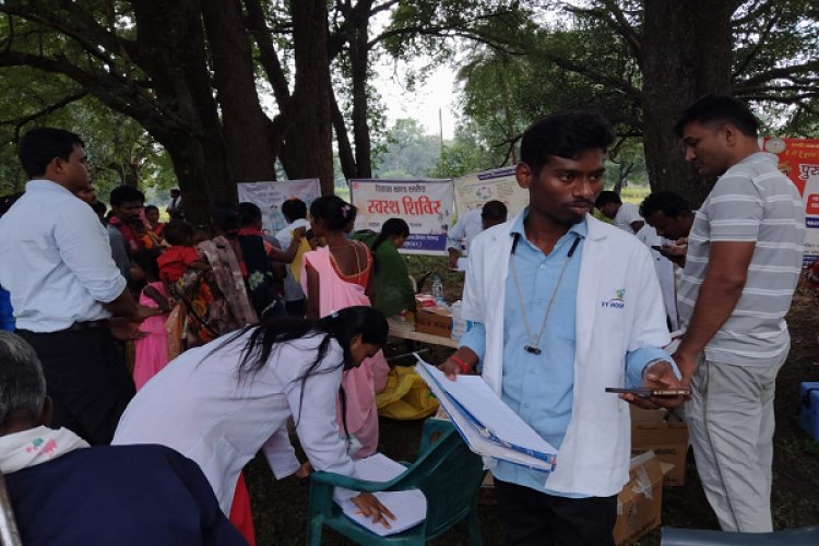 रायपुर : बीजापुर में विकास की दस्तकः धुर माओवाद प्रभावित क्षेत्र के सात गांवों में पहली बार लगा मेगा हेल्थ कैंप