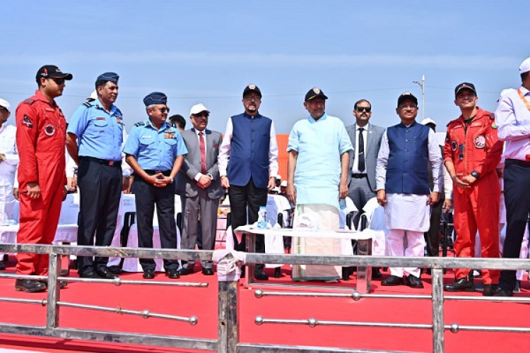 रायपुर : राज्योत्सव पर वायु सेना की टीम का रोमांचक एयर शो, सेंध जलाशय के ऊपर आसमां में गूंजा 'जय जोहार' और 'छत्तीसगढ़िया सबले बढ़िया'