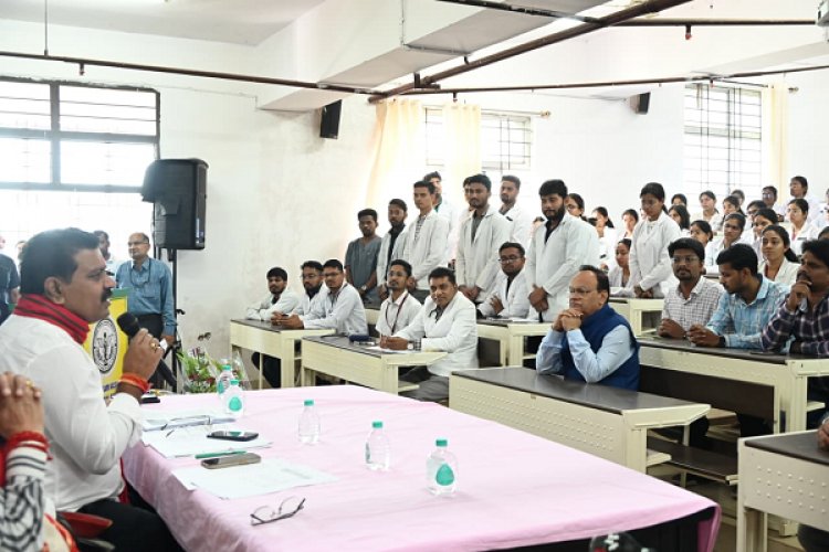 रायपुर : चिकित्सकों के लिए मानव स्वास्थ्य सेवा से बढ़कर, कोई खुशी और आनंद नहीं - उप मुख्यमंत्री श्री विजय शर्मा