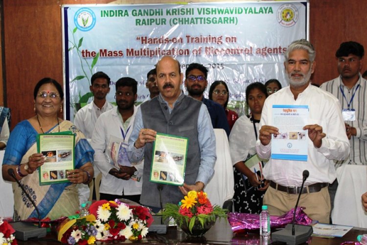 रायपुर : फसलों में बीमारियों के नियंत्रण के लिए जैव नियंत्रकों का उपयोग करें : डॉ. चंदेल