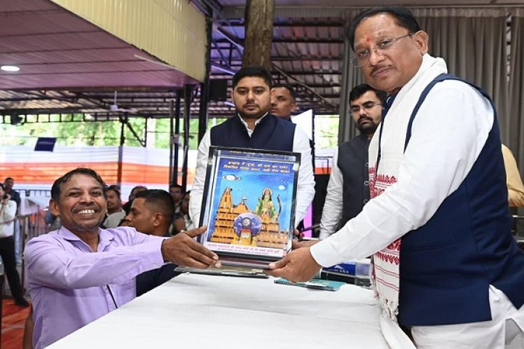 रायपुर : जनदर्शन में अद्भुत दृश्य—भिलाई के अंकुश देवांगन ने मुख्यमंत्री को भेंट की संगमरमर पर बनी प्रधानमंत्री नरेंद्र मोदी की सूक्ष्म प्रतिमा