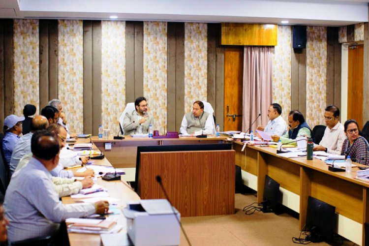 रायपुर : समय-सीमा में काम पूरा नहीं करने वाले ठेकेदारों पर लगेगी पेनाल्टी