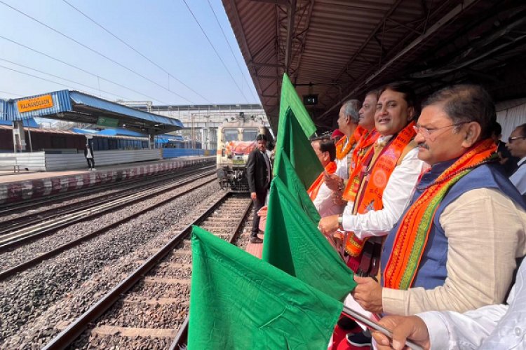 रायपुर : रामलला दर्शन योजना के तहत भारत गौरव स्पेशल ट्रेन राजनांदगांव से अयोध्या धाम के लिए रवाना