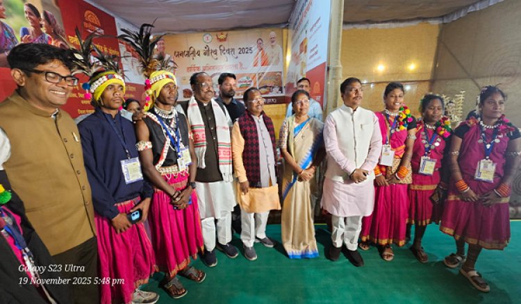 रायपुर : जनजातीय गौरव दिवस 2025 : राष्ट्रपति श्रीमती द्रौपदी मुर्मू ने जशक्राफ्ट के उत्पादों की सराहना