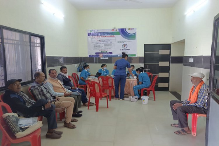 रायपुर : रायपुर से कवर्धा पहुंच कैंसर विशेषज्ञों ने की मरीजों की जांच