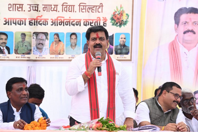 रायपुर : सिलहाटी में उपमुख्यमंत्री श्री शर्मा बने डिजिटल कक्षा के छात्र, शिक्षक ने डिजिटल बोर्ड में पढ़ाया आंख की संरचना