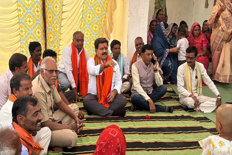 रायपुर : उपमुख्यमंत्री श्री विजय शर्मा ने भैंसबोड़ में चौपाल लगाकर जमीन पर बैठ सुनीं ग्रामीणों की समस्याएं