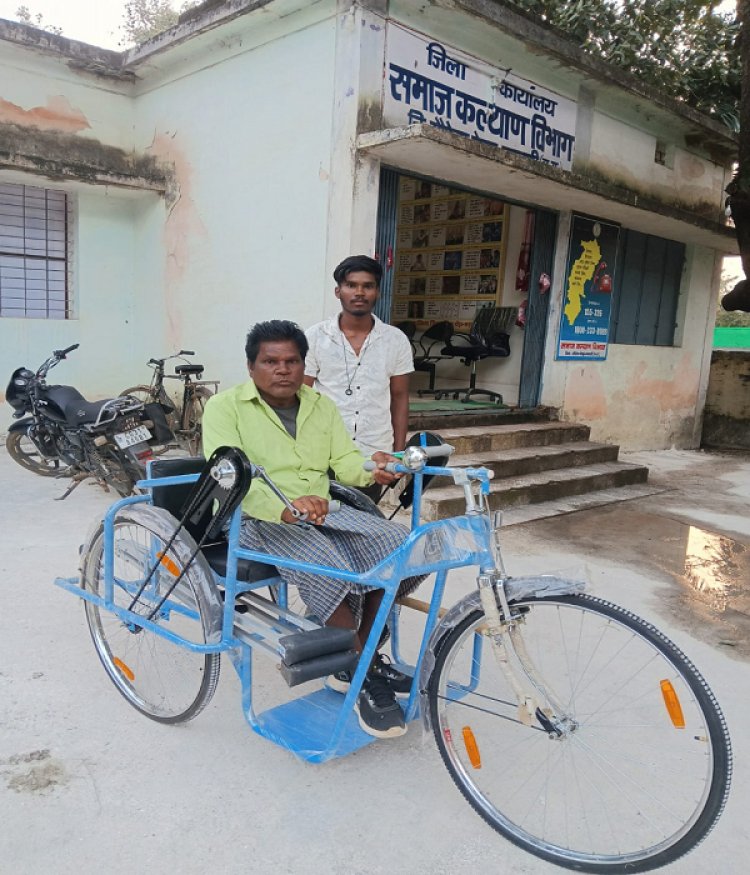रायपुर : छत्तीसगढ़ सरकार की संवेदनशील पहल से दिव्यांगजनों को तत्काल मिल रही ट्रायसायकल एवं बैसाखी
