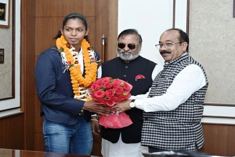 रायपुर : उप मुख्यमंत्री श्री अरुण साव से मिलीं कबड्डी विश्व कप की मोस्ट वेल्युबल प्लेयर संजू देवी