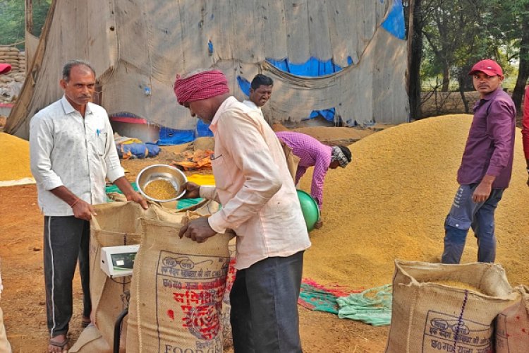 रायपुर : सुगम धान खरीदी से निश्चिंत किसान संतराम ने शासन-प्रशासन को दिया धन्यवाद