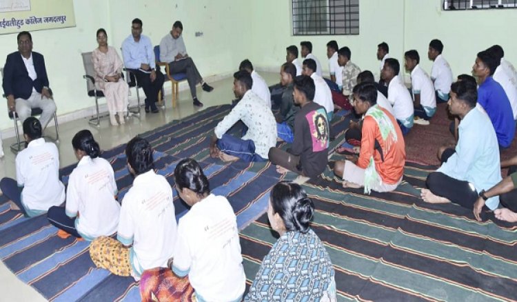 रायपुर : आयुक्त बस्तर श्री डोमन सिंह ने पुनर्वास केन्द्र में बीजापुर के पुनर्वासित सदस्यों से की भेंट