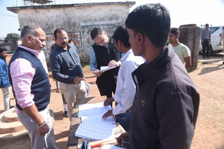 अम्बिकापुर : मैनपाट में मतदाता सूची विशेष गहन पुनरीक्षण का कलेक्टर ने किया निरीक्षण