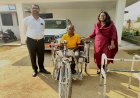 कलेक्टर श्रीमती प्रजापति ने दिव्यांग जीवन को दिया ट्राइसाइकिल, खिला चेहरा
