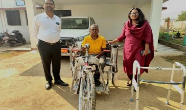 कलेक्टर श्रीमती प्रजापति ने दिव्यांग जीवन को दिया ट्राइसाइकिल, खिला चेहरा