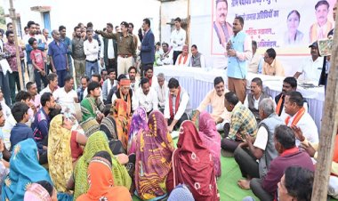 रायपुर : उपमुख्यमंत्री श्री विजय शर्मा ने ग्राम चरडोंगरी और बांझी में चौपाल लगाकर ग्रामीणों से किया सीधा संवाद