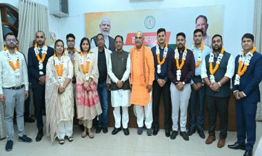 रायपुर : मुख्यमंत्री श्री विष्णु देव साय से छत्तीसगढ़ लोक सेवा आयोग 2024 के टॉप 10 अभ्यर्थियों ने की सौजन्य भेंट