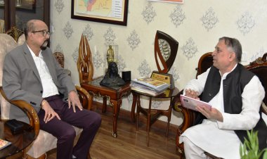 रायपुर : राज्यपाल श्री डेका से छत्तीसगढ़ दिव्यांगजन, वित्त एवं विकास निगम के अध्यक्ष श्री कावड़िया ने की भेंट