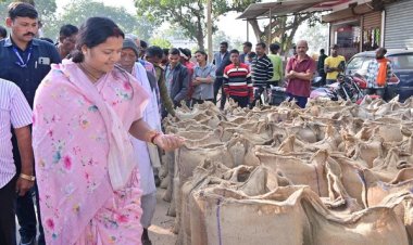 रायपुर : मंत्री श्रीमती लक्ष्मी राजवाड़े ने भटगांव विधानसभा के धान खरीदी केंद्रों का किया निरीक्षण