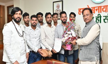 रायपुर : मुख्यमंत्री श्री विष्णु देव साय से पोस्ट मैट्रिक अनुसूचित जाति छात्रावास के प्रतिनिधि मंडल ने की सौजन्य भेंट