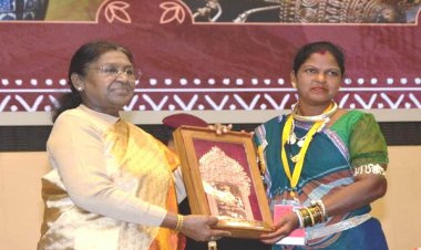 रायपुर : राष्ट्रपति द्रौपदी मुर्मु के हाथों हीराबाई झरेका बघेल राष्ट्रीय हस्तशिल्प पुरस्कार से सम्मानित