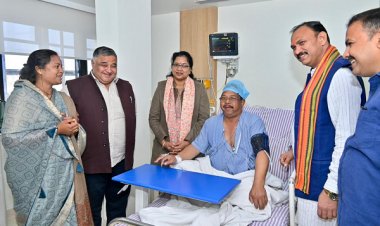 रायपुर : पर्यटन एवं संस्कृति मंत्री श्री राजेश अग्रवाल ने निजी अस्पताल में लुंड्रा विधायक श्री प्रबोध मिंज से भेंट कर उनका कुशलक्षेम जाना एवं उनके शीघ्र स्वस्थ होने की कामना की