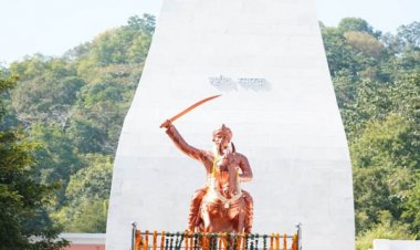 रायपुर : मुख्यमंत्री ने शहीद वीर नारायण सिंह को अर्पित की श्रद्धांजलि