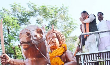 रायपुर : मुख्यमंत्री श्री विष्णुदेव साय ने जयस्तंभ चौक में किया शहीद वीर नारायण सिंह के त्याग और संघर्ष का स्मरण