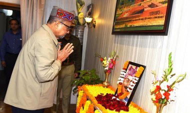 रायपुर : राज्यपाल ने शहीद वीर नारायण सिंह को दी श्रद्धांजलि