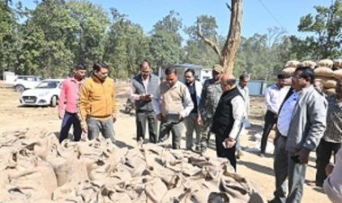 कलेक्टर ने मैनपुर क्षेत्र के विभिन्न धान खरीदी केंद्रों का किया औचक निरीक्षण