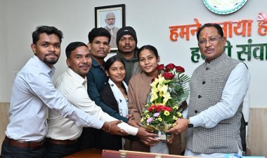 रायपुर : मुख्यमंत्री श्री साय से शासकीय आदर्श पोस्ट मैट्रिक आदिवासी बालक छात्रावास के प्रतिनिधिमंडल ने की सौजन्य मुलाकात