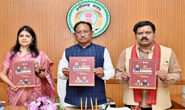 रायपुर : प्रधानमंत्री आवास योजना (ग्रामीण) में ऐतिहासिक उपलब्धि : मुख्यमंत्री श्री विष्णु देव साय ने कॉफी टेबल बुक का किया अनावरण