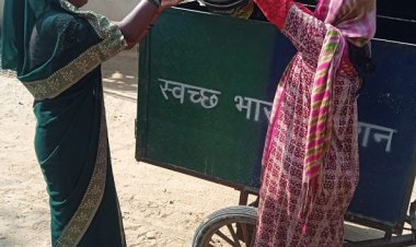 स्वच्छता दीदी द्वारा ग्रामीण क्षेत्रों में किया जा रहा है डोर टू डोर कचरा संग्रहण