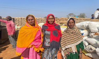 धान खरीदी केंद्रों पर महिला किसानों की सशक्त भागीदारी