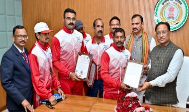 मुख्यमंत्री श्री साय से मास्टर एथलीट फेडरेशन ऑफ इंडिया के प्रतिभागियों ने की सौजन्य भेंट