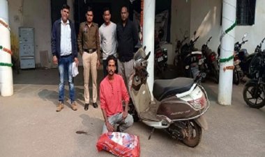 अवैध महुआ शराब तस्करी में संलिप्त आरोपी गिरफ्तार, 30 लीटर शराब व स्कूटी जब्त