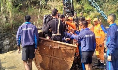 झारखंड में कोयला खदान का एक हिस्सा ढहने से दो मजदूर फंसे