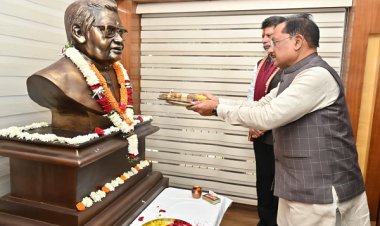 मुख्यमंत्री श्री विष्णु देव साय ने भारत रत्न अटल बिहारी वाजपेयी की प्रतिमा पर माल्यार्पण कर दी श्रद्धांजलि
