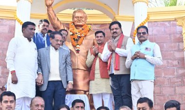  भारतरत्न श्री अटल बिहारी वाजपेयी जी की जयंती पर उप मुख्यमंत्री श्री विजय शर्मा ने उनकी प्रतिमा पर माल्यार्पण कर अर्पित किए श्रद्धासुमन