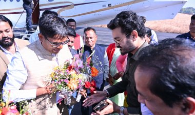 वित्त मंत्री श्री ओपी चौधरी का जशपुर आगडीह हवाई पट्टी में हुआ आत्मीय स्वागत