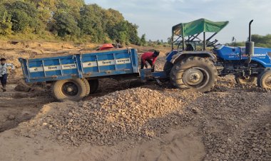 अवैध रेत उत्खनन पर सख्त कार्रवाई 5 ट्रैक्टर ट्रॉलियों को मौके पर किया गया जब्त