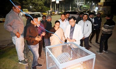 बुधवारी फुट ओव्हरब्रिज में प्रकाश व्यवस्था का लोकार्पण किया उद्योग मंत्री व महापौर ने