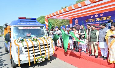 दूरस्थ आदिवासी अंचलों को स्वास्थ्य की नई राह — मुख्यमंत्री साय ने 57 मोबाइल मेडिकल यूनिट वाहनों को दिखाई हरी झंडी