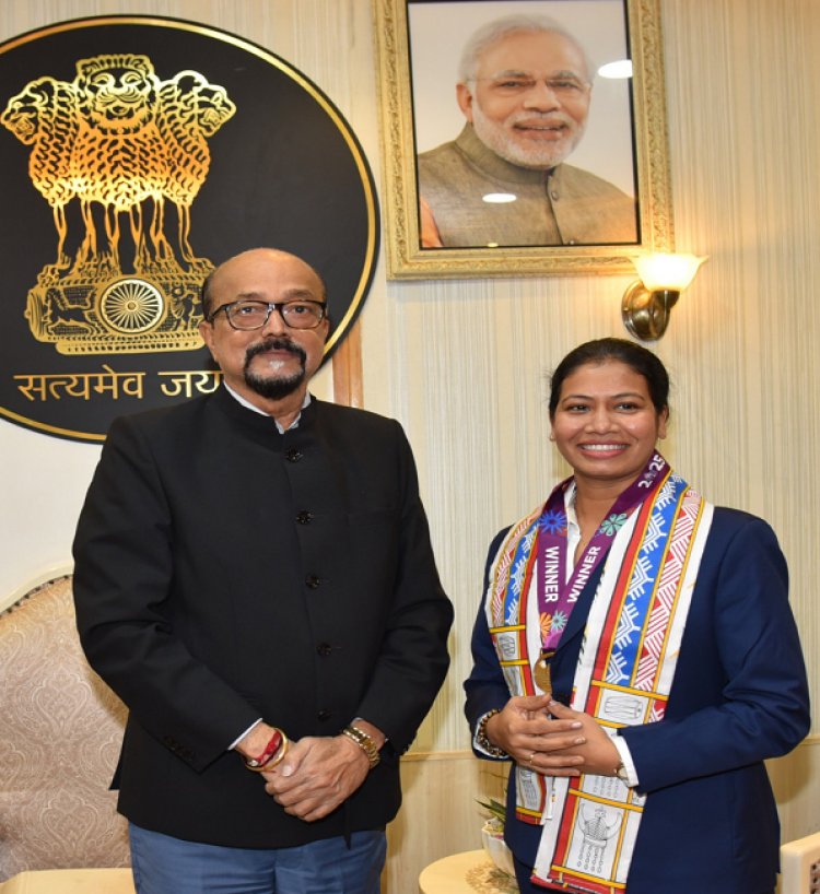 रायपुर : राज्यपाल से सुश्री आकांक्षा सत्यवंशी ने की सौजन्य भेंट