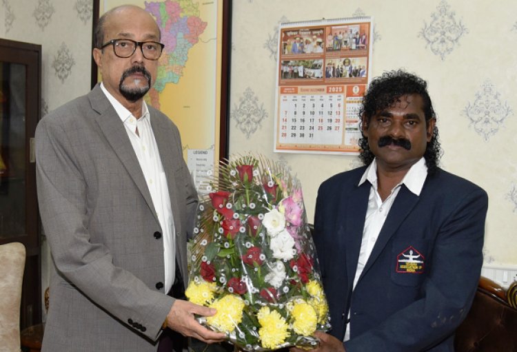रायपुर : राज्यपाल श्री डेका से वुशु एसोसिएशन के महासचिव ने की भेंट