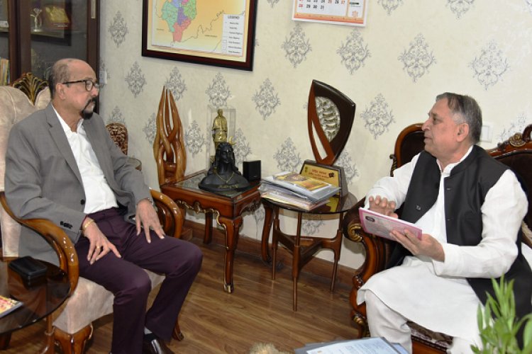 रायपुर : राज्यपाल श्री डेका से छत्तीसगढ़ दिव्यांगजन, वित्त एवं विकास निगम के अध्यक्ष श्री कावड़िया ने की भेंट