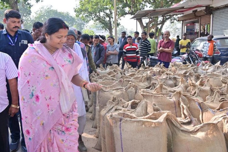 रायपुर : मंत्री श्रीमती लक्ष्मी राजवाड़े ने भटगांव विधानसभा के धान खरीदी केंद्रों का किया निरीक्षण
