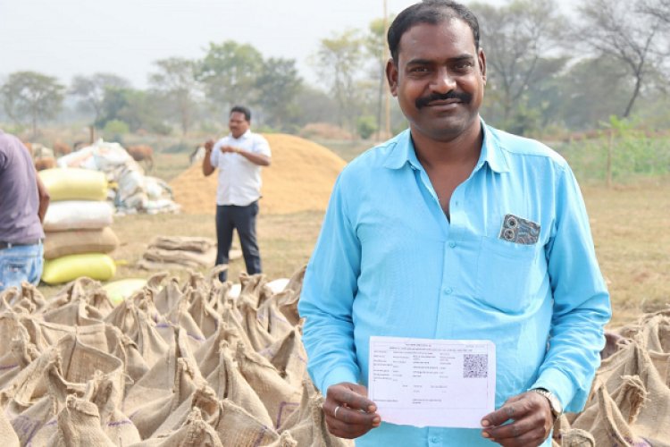 रायपुर : सरकार की धान खरीदी की पारदर्शी व्यवस्था से ग्राम बेल्हाडीह के किसान समारू को मिली बड़ी राहत