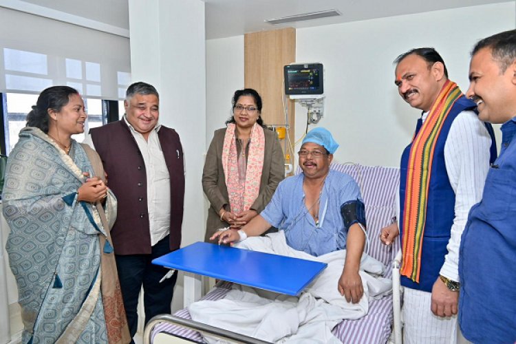 रायपुर : पर्यटन एवं संस्कृति मंत्री श्री राजेश अग्रवाल ने निजी अस्पताल में लुंड्रा विधायक श्री प्रबोध मिंज से भेंट कर उनका कुशलक्षेम जाना एवं उनके शीघ्र स्वस्थ होने की कामना की