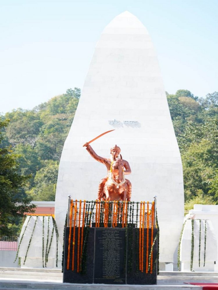 रायपुर : मुख्यमंत्री ने शहीद वीर नारायण सिंह को अर्पित की श्रद्धांजलि
