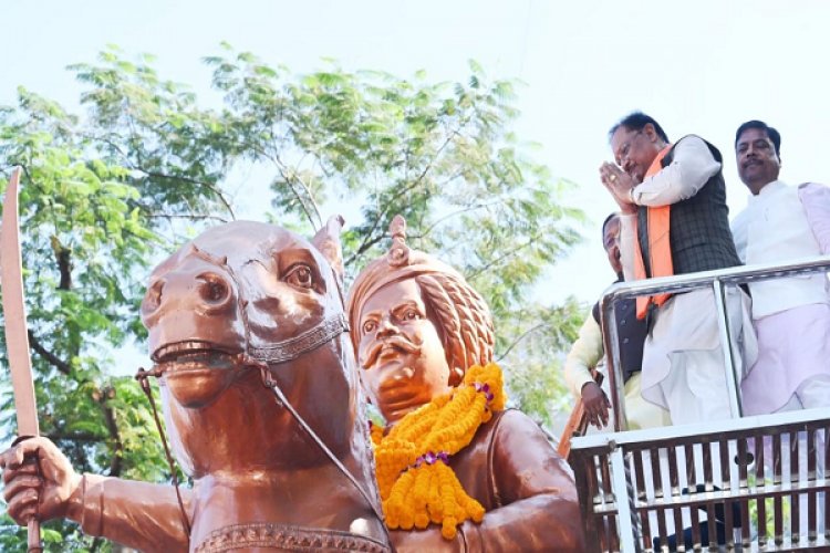 रायपुर : मुख्यमंत्री श्री विष्णुदेव साय ने जयस्तंभ चौक में किया शहीद वीर नारायण सिंह के त्याग और संघर्ष का स्मरण